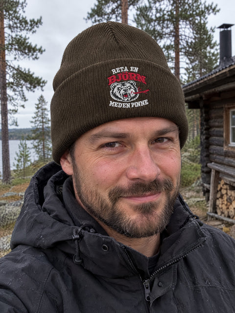 Reta en björn med en pinne – brun Cuffed Beanie på person.