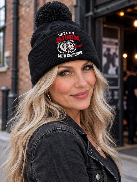 Reta en björn med en pinne – Svart Pom Pom Beanie, personbild