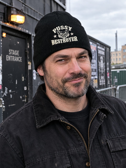 Pussy Destroyer – svart Hatitude Beanie utan uppvik på person