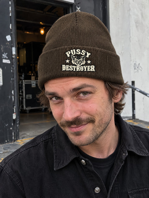 Pussy Destroyer – brun Cuffed Beanie på vuxen person.
