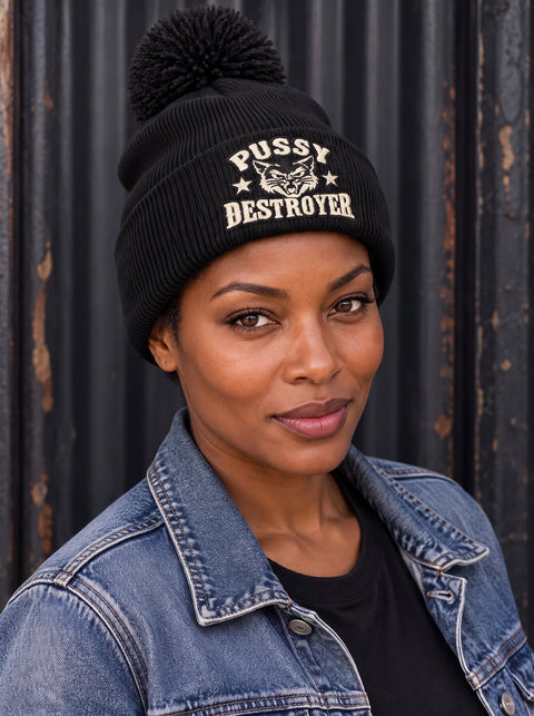 Pussy Destroyer – Svart Pom Pom Beanie, personbild