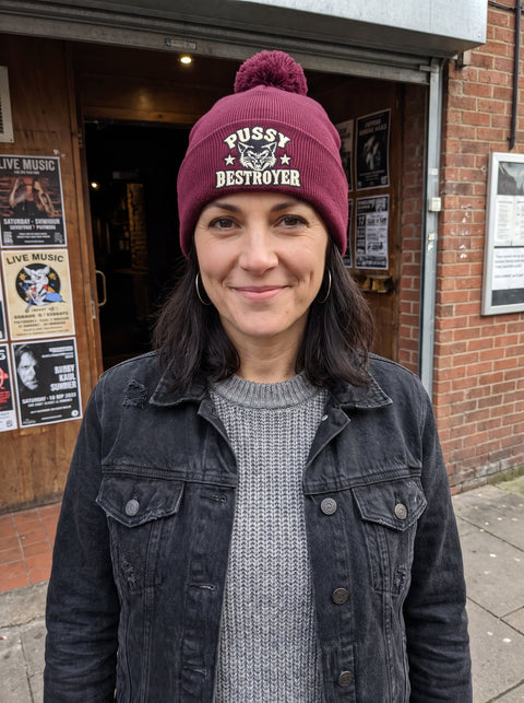 Pussy Destroyer – Vinröd Pom Pom Beanie, personbild