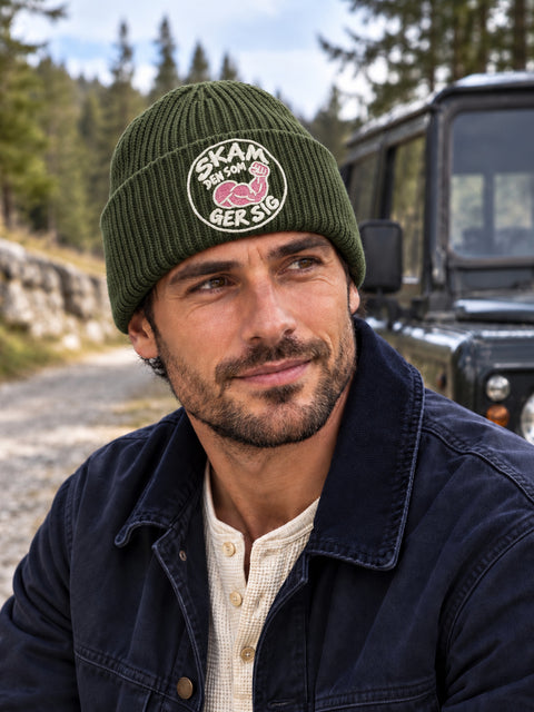Skam den som ger sig – Hatitude Oversized Cuffed Beanie Olivgrön, på person
