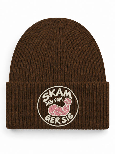 Skam den som ger sig – Hatitude Oversized Cuffed Beanie Valnöt, brodyr framifrån
