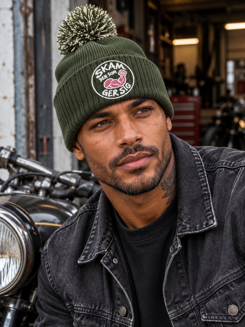 Skam den som ger sig – Mossgrön Pom Pom Beanie, personbild