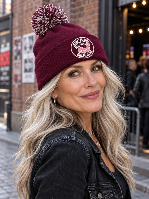 Skam den som ger sig – Vinröd Pom Pom Beanie, personbild