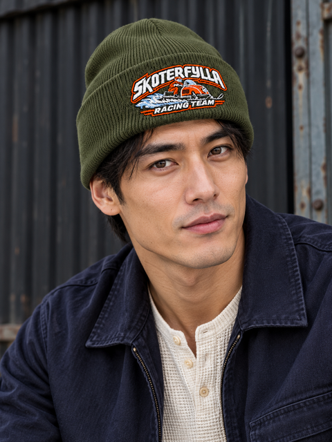 Skoterfylla Racing Team – Olivgrön Cuffed Beanie, personbild – utan bottenfyllning