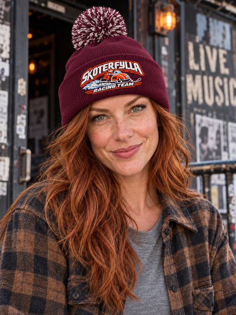 Skoterfylla Racing Team – Vinröd Pom Pom Beanie, personbild – utan bottenfyllning