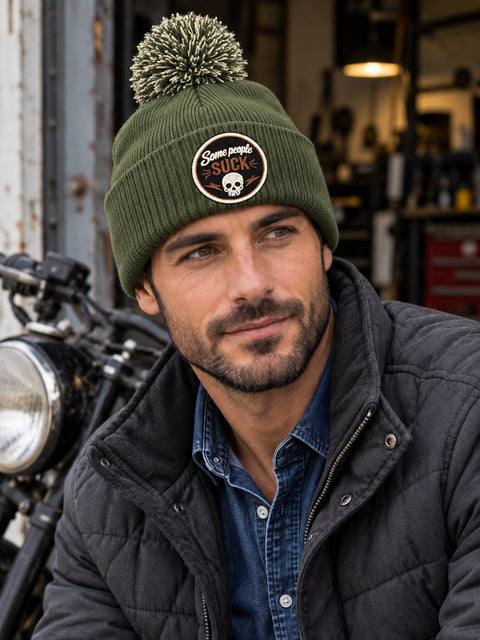 Some People Suck – Mossgrön Pom Pom Beanie, personbild