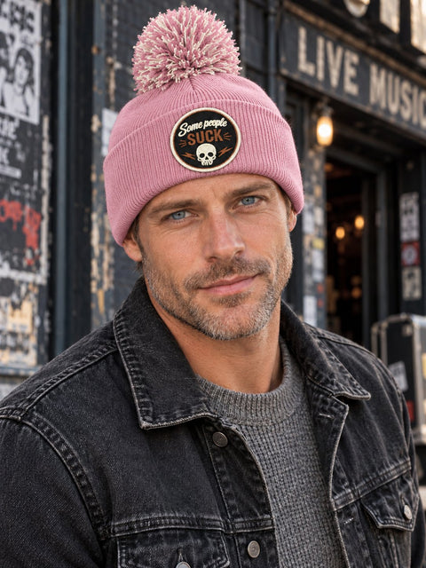 Some People Suck – Rosa Pom Pom Beanie, personbild