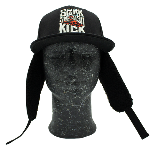 Spark Swedish Kick – svart Apex Snapback med ørevarmere nedfelt, forfra