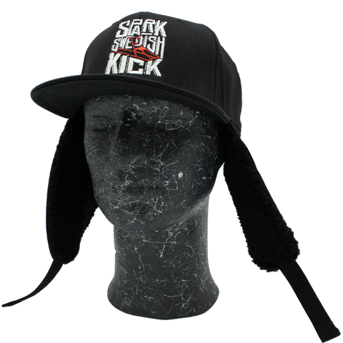 Spark Swedish Kick – svart Apex Snapback med ørevarmere nedfelt, venstre vinkel