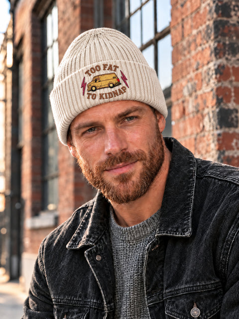 Too Fat To Kidnap – Hatitude Oversized Cuffed Beanie Havre, på modell