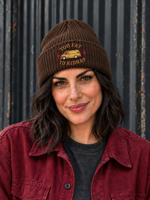 Too Fat To Kidnap – Hatitude Oversized Cuffed Beanie Valnöt, på modell