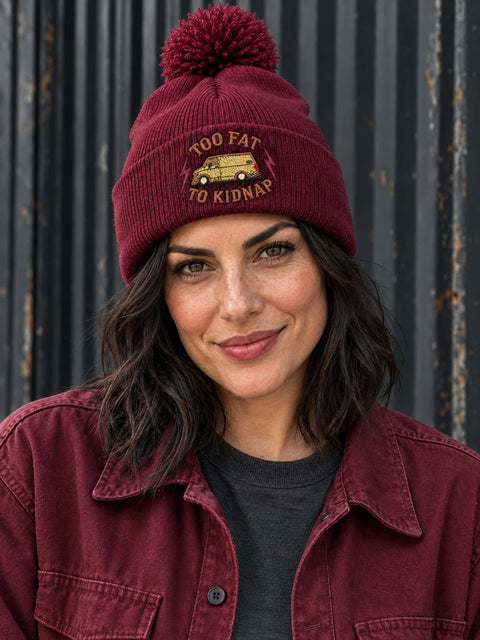 Too Fat To Kidnap – Vinröd Pom Pom Beanie, personbild