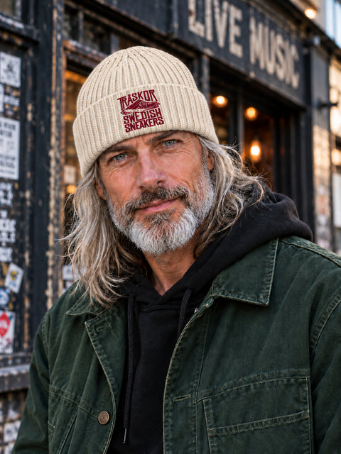 Träskor Swedish Sneakers – Hatitude Oversized Cuffed Beanie Havre, på modell