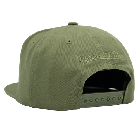 Whiskey River olivgrön Mitchell & Ness snapback bakifrån