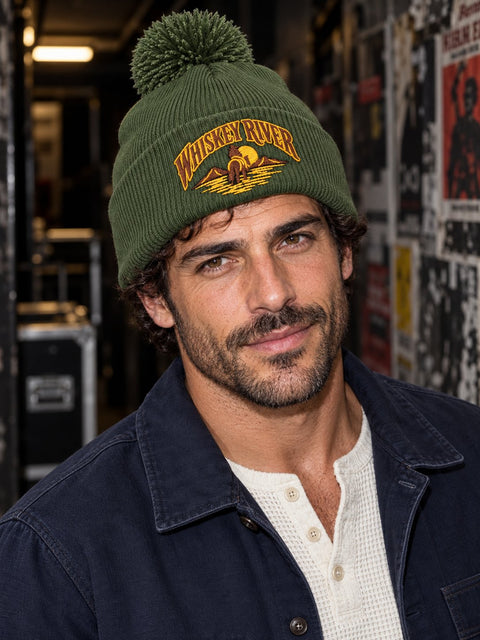 Whiskey River – Mossgrön Pom Pom Beanie, personbild